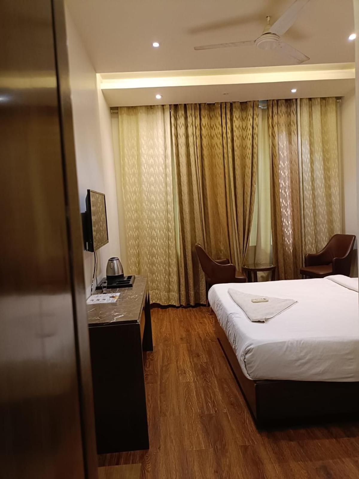 Hotel Parklane アーグラ エクステリア 写真